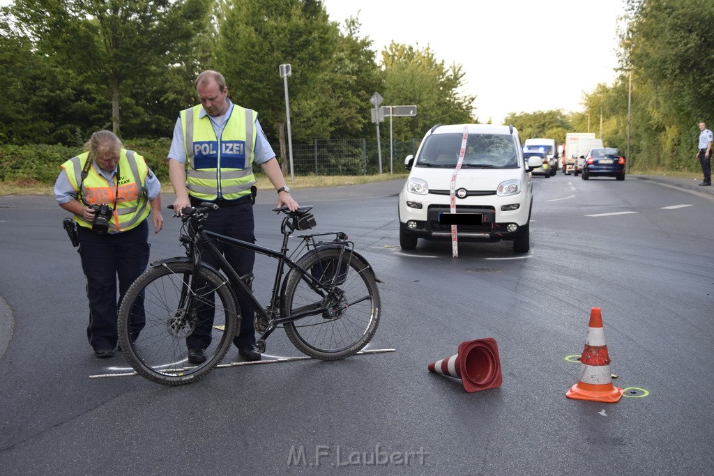 VU PKW Rad Koeln Porz Gremberghoven Alter Deutzer Postweg Josef Lindner Weg P12.JPG - Miklos Laubert